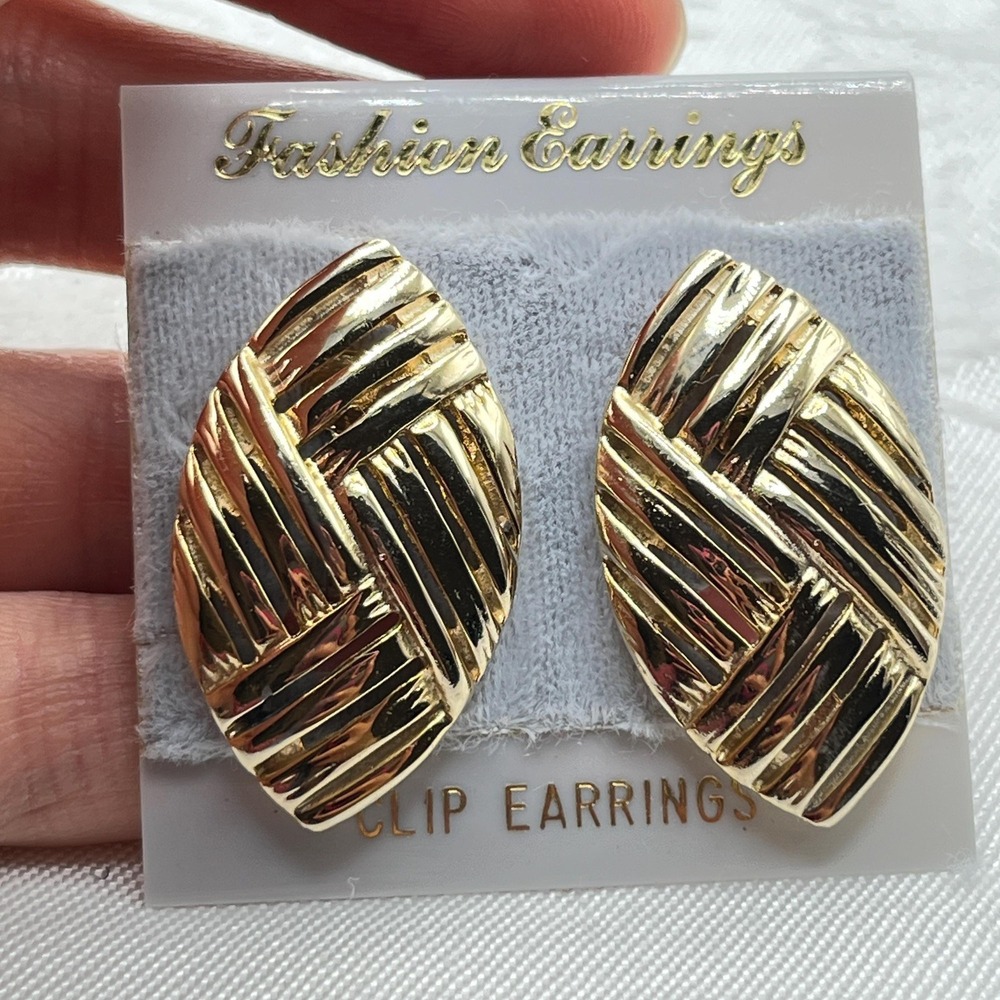 Vintage Gold Tone Classic 80s 90s Lattice Woven Almond-Shaped Clip-On Earrings - Picture 6 of 7